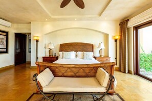 4 makuuhuonetta, työpöytä, silitysrauta/-lauta, vauvan matkasänky