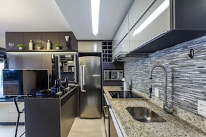 Geladeira, micro-ondas, fogão, cooktop
