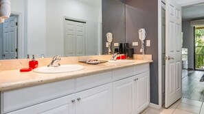 Dusj, hårføner, håndklær og såpe