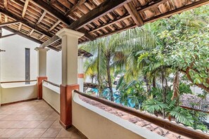 Property grounds - Colorful & Private 2-Bedroom Condo Just a Short Walk from the Beach (Coco)