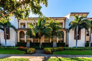 Exterior - Nicely decorated ground-floor unit in front of pool at Pacifico in Coco (Coco)