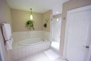 Separat badekar og dusj, hårføner, håndklær og såpe