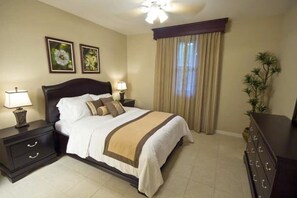 2 soverom, skrivebord, strykejern/-brett og wi-fi