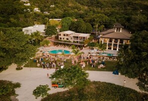 Ein Resort mit mehreren Schwimmbecken, einem großzügigen Außenbereich und verschiedenen Gebäuden.