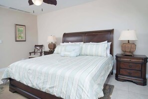 3 bedrooms, desk, iron/ironing board, WiFi - Dazzling end unit in Coco with extra windows and lots of light sleeps 8 (Playas del Coco)