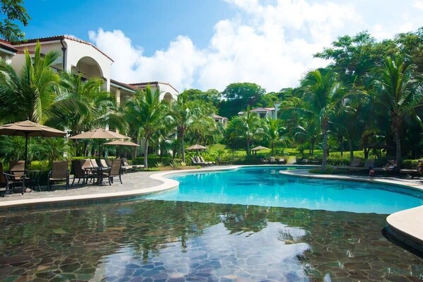 Pool - Dazzling end unit in Coco with extra windows and lots of light sleeps 8 (Playas del Coco)