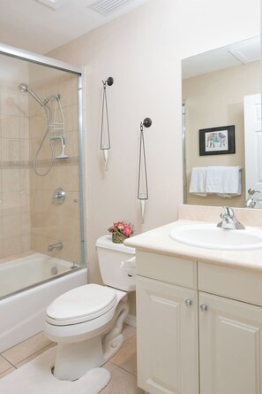 Bathtub, hair dryer, towels - Dazzling end unit in Coco with extra windows and lots of light sleeps 8 (Playas del Coco)