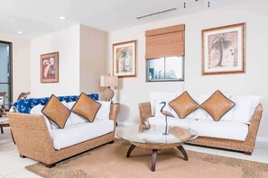 TV, DVD player, offices - Dazzling end unit in Coco with extra windows and lots of light sleeps 8 (Playas del Coco)