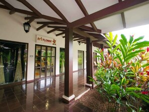 Exterior - Nicely decorated 3rd-floor beauty with pool-view balcony in Coco (Coco)