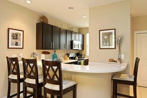 雪櫃、微波爐、焗爐、爐具