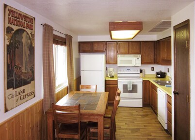 Morning Glory-comfortable Yellowstone retreat; just minutes from YNP West Gate
