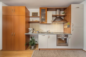 Deluxe Apartment, 1 King Bed with Sofa bed, Terrace, Sea View | Private kitchen