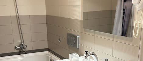 Un baño moderno con bañera, inodoro, lavabo y lavadora.