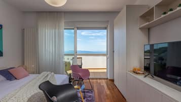 Quarto triplo panorâmico, 1 quarto, sacada, vista para o mar | 1 quarto, roupas de cama premium