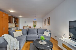 Apartemen Deluks, 1 Tempat Tidur King dengan tempat tidur Sofa, teras, pemandangan laut | Area keluarga | TV