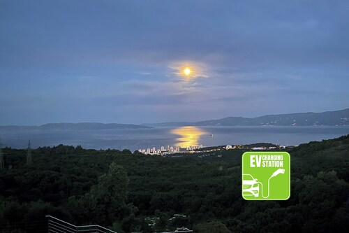 Terra Magica Deluxe Apartment OR Room with Private Parking, Terrace and Sea View