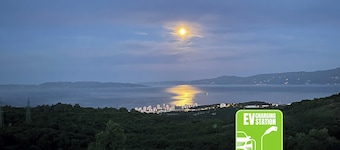 Terra Magica Deluxe Apartment OR Room with Private Parking, Terrace and Sea View
