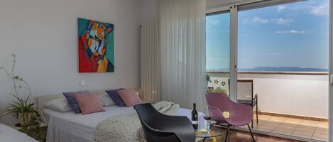 Panoramic trippelrum - 1 sovrum - balkong - havsutsikt | Sängtillbehör av högsta kvalitet, memory foam-madrasser och minibar