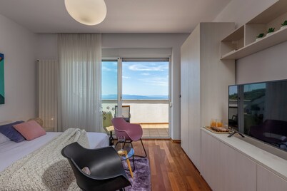 Terra Magica Deluxe Apartment OR Room with Private Parking, Terrace and Sea View