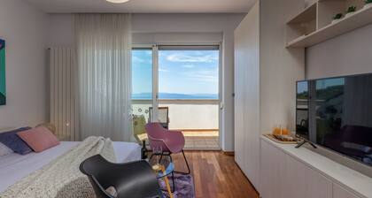Terra Magica Deluxe Apartment OR Room with Private Parking, Terrace and Sea View