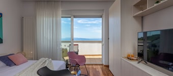 特拉马吉卡豪华公寓或带私人停车场、露台和海景的房间