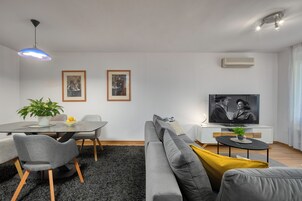 Deluxe-lejlighed - 1 kingsize-seng med sovesofa - terrasse - havudsigt | Opholdsområde | Tv
