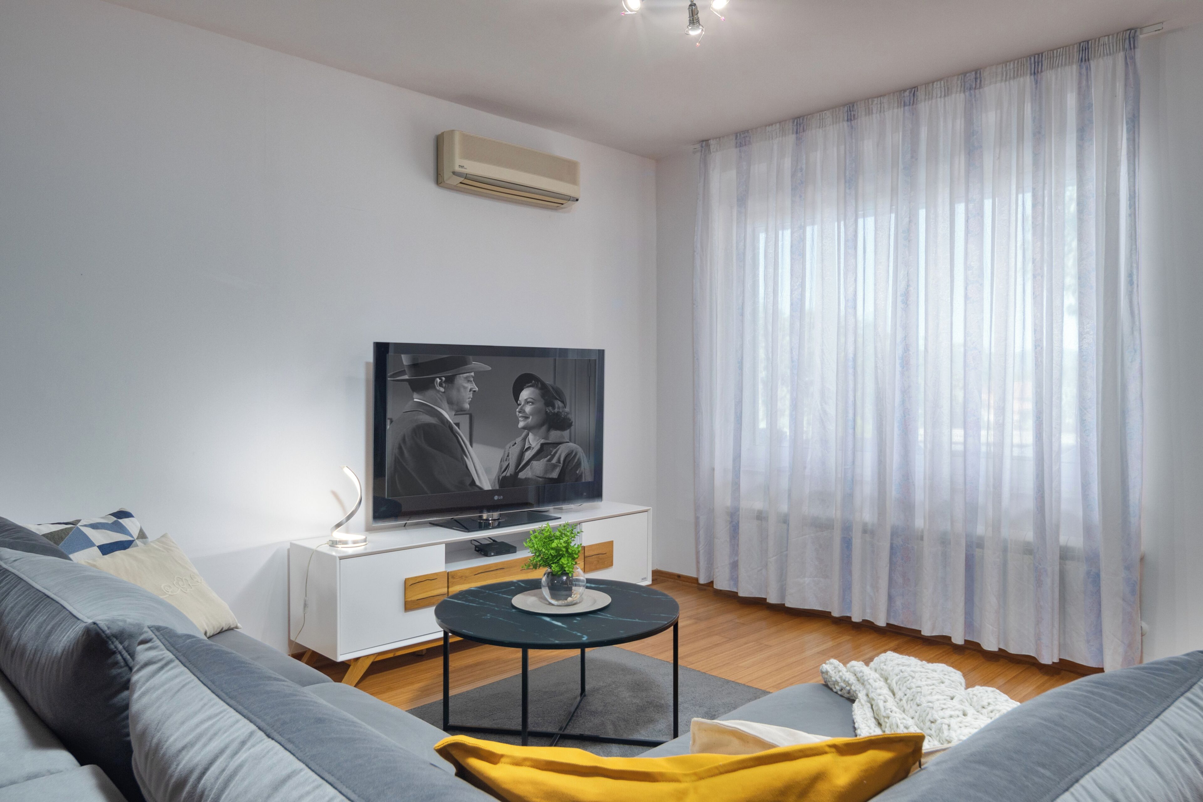 Deluxe appartement, 1 kingsize bed met slaapbank, terras, uitzicht op zee | Woonruimte | Een televisie