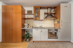 Appartement Deluxe, 1 trÚs grand lit et 1 canapé-lit, terrasse, vue mer | Cuisine privée | Réfrigérateur