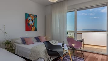 Habitación triple panorámica, 1 habitación, balcón, vista al mar | Ropa de cama de alta calidad, camas con efecto memoria y minibar