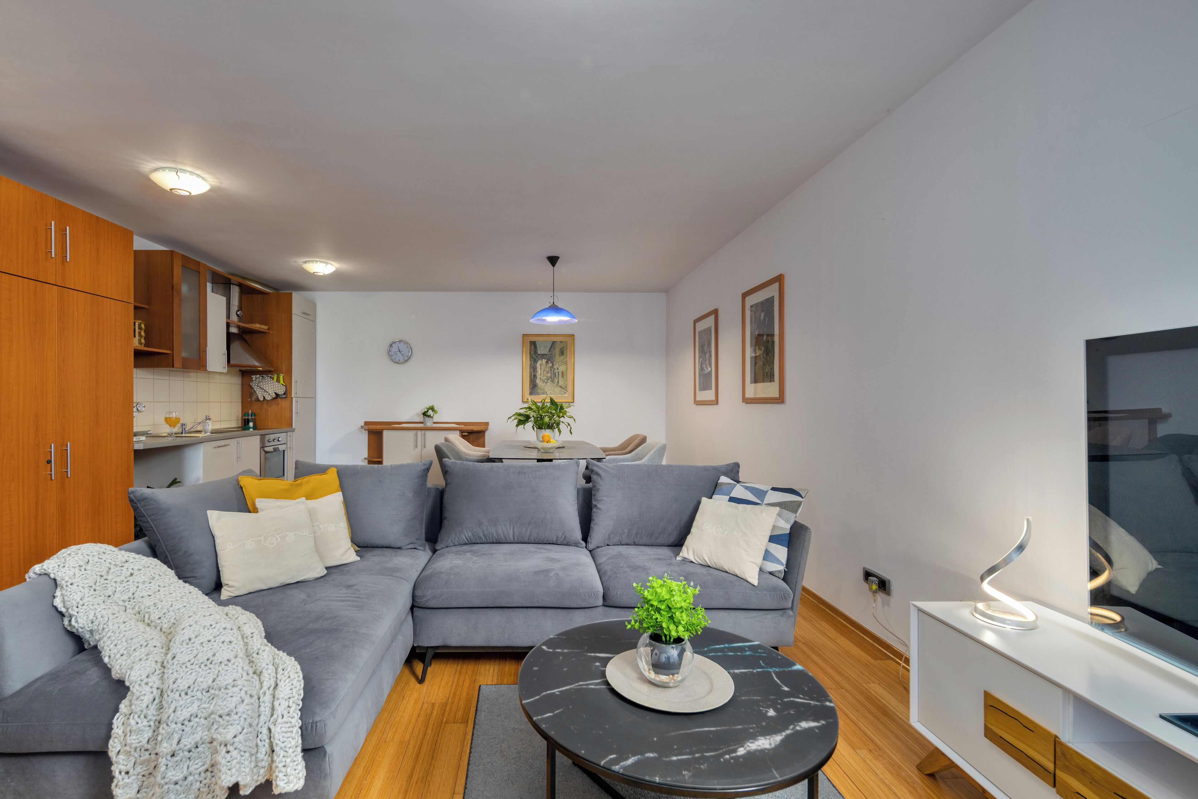 Deluxe-Apartment, 1 King-Bett und Schlafsofa, Terrasse, Meerblick | Wohnbereich | Fernseher