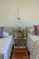 Ropa de cama de alta calidad, colchones con efecto memoria y minibar 