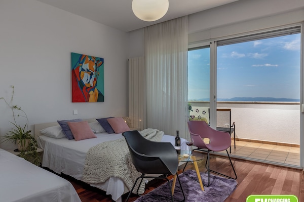 Kamar Triple Panorama, 1 kamar tidur, balkon, pemandangan laut | Seprai premium, busa memori, minibar, dan didekorasi berbeda-beda