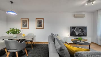 Lägenhet Deluxe - 1 kingsize-säng med bäddsoffa - terrass - havsutsikt | Vardagsrum | Tv