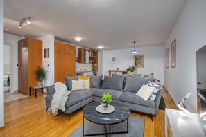 Deluxe Apartment, 1 King Bed with Sofa bed, Terrace, Sea View | Living area