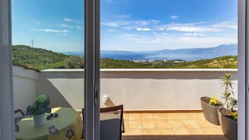 Panorama driepersoonskamer, 1 slaapkamer, balkon, uitzicht op zee | Balkon