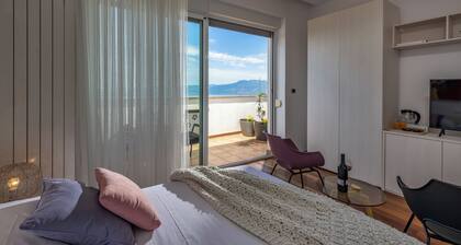 Terra Magica Deluxe Apartment OR Room with Private Parking, Terrace and Sea View