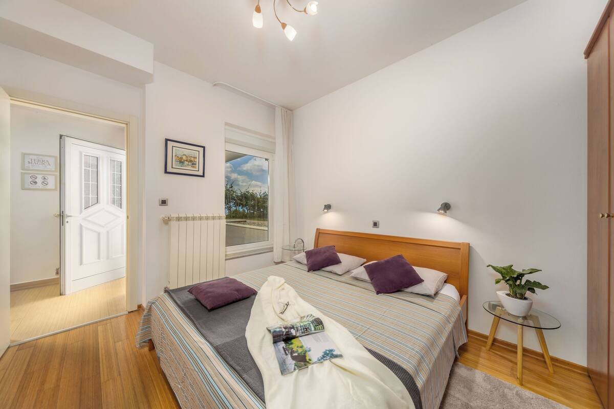 Apartemen Deluks, 1 Tempat Tidur King dengan tempat tidur Sofa, teras, pemandangan laut | 1 kamar tidur, seprai premium, busa memori, dan minibar