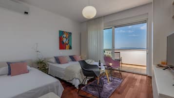 Panorama driepersoonskamer, 1 slaapkamer, balkon, uitzicht op zee | Luxe beddengoed, bedden met traagschuimmatras, een minibar