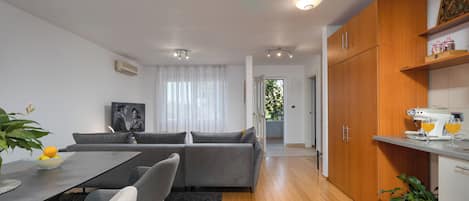 Deluxe Apartment, 1 King Bed with Sofa bed, Terrace, Sea View | Living area | TV