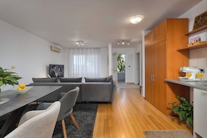 Appartement Deluxe, 1 trÚs grand lit et 1 canapé-lit, terrasse, vue mer | Coin séjour | Télévision