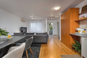 Deluxe-lejlighed - 1 kingsize-seng med sovesofa - terrasse - havudsigt | Opholdsområde | Tv