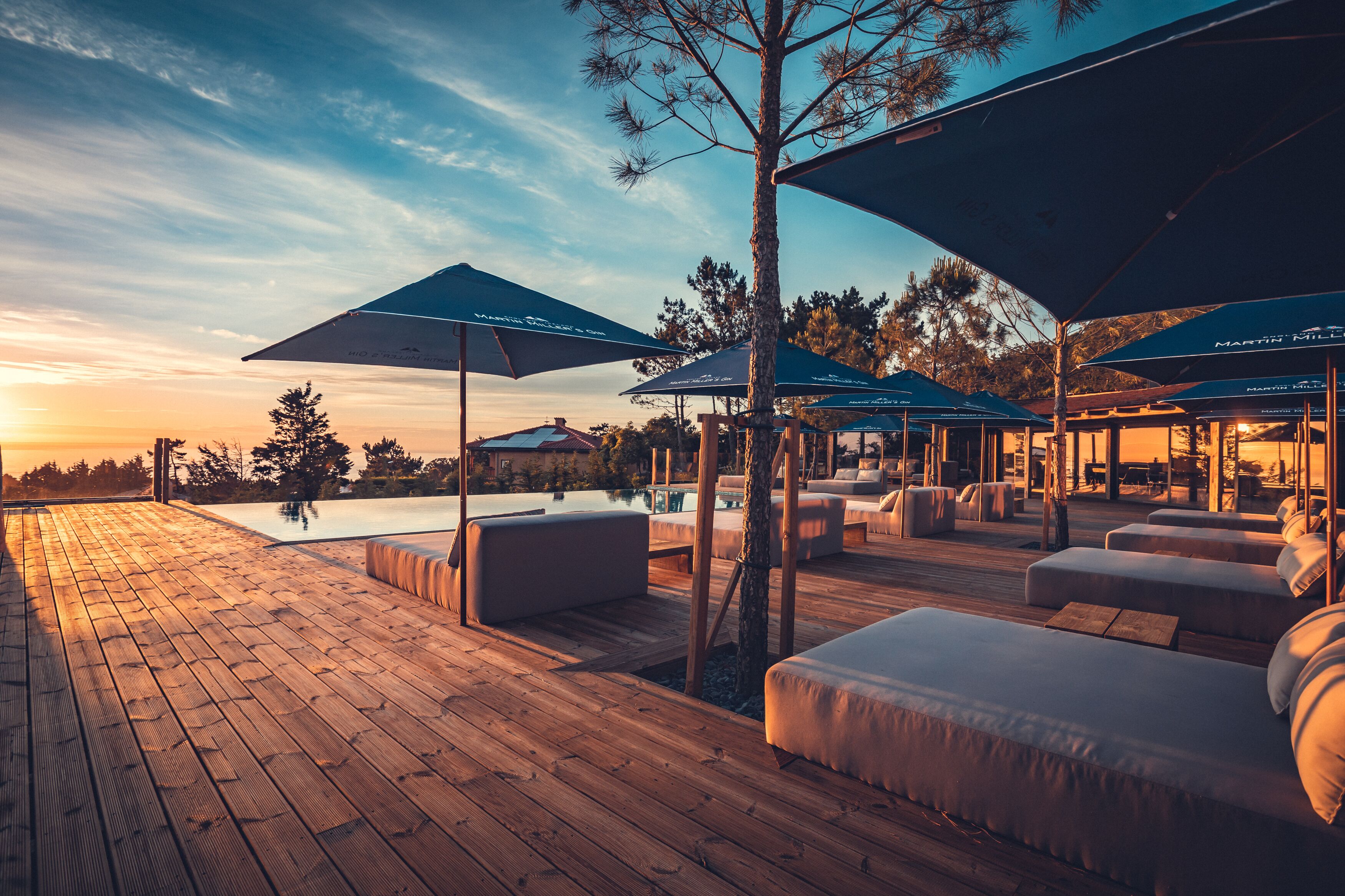 حمّام سباحة خارجي، مظلات على حمّام السباحة، مقاعد للتشمس