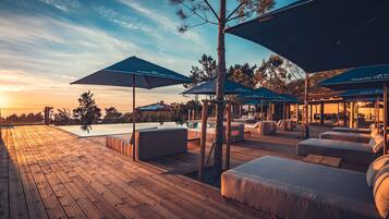 حمّام سباحة خارجي، مظلات على حمّام السباحة، مقاعد للتشمس