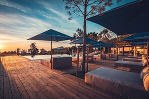 Piscina externa, guarda-sóis, espreguiçadeiras