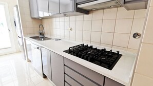 Honeymoon Room | Shared kitchen - B Stars Home (Lisbon)