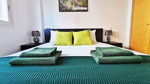 허니문룸 | 저자극성 침구, 각각 다른 스타일의 인테리어, 각각 다르게 가구 비치, 책상