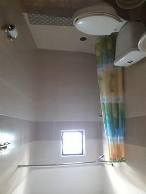 Duschwanne, Designer-Toilettenartikel, Haartrockner, Handtücher