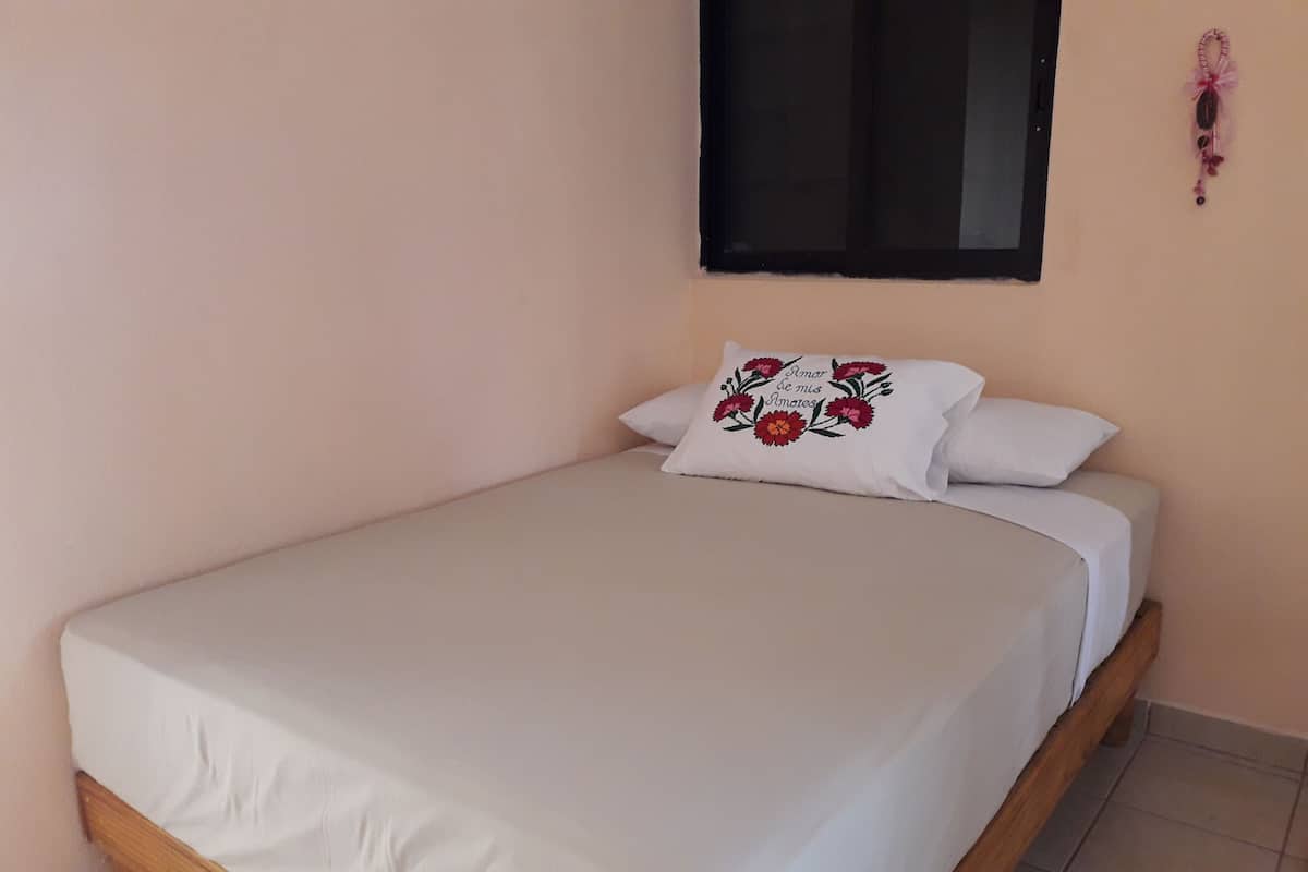 Ropa de cama hipoalergénica, cortinas blackout y wifi gratis 
