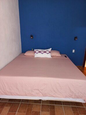 Habitación Confort, 1 habitación, para no fumadores, vista al patio | Ropa de cama hipoalergénica y decoración personalizada 