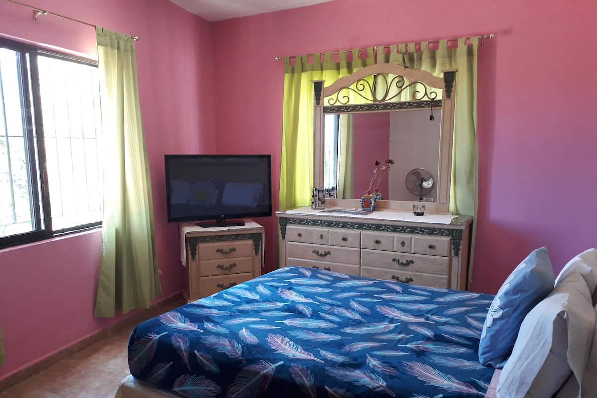 Ropa de cama hipoalergénica, cortinas blackout y wifi gratis 